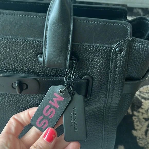 Coach *RARE* Swagger 37 Bag in pebbled black leather and matte black hardware - Picture 5 of 12